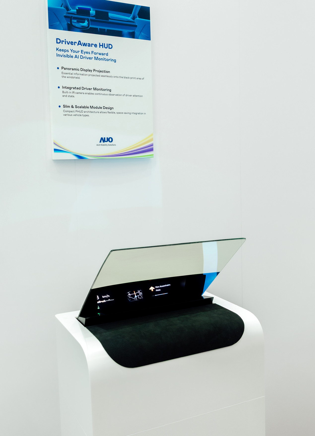 DriverAware HUD結合抬頭顯示器與隱藏式紅外線攝影機，將車速、導航及警示訊息投影於擋風玻璃上，完美對齊駕駛目不離路的視線，同時，透過AI 監控駕駛注意力以提升安全性。