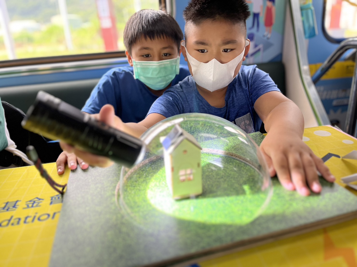 新航參與基礎科學主題車廂，以STEAM教學精神，設計「逐日科學家」、「太陽能工程師」以及「淨零建築師」三大能源科普課程和實驗