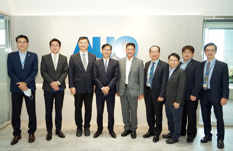 新航光電前進亞灣成立「AUO解決方案研發中心」，作為多元場域解決方案研發及試驗場域（圖中左為高雄市長陳其邁、圖中右為新航光電董事長彭双浪）